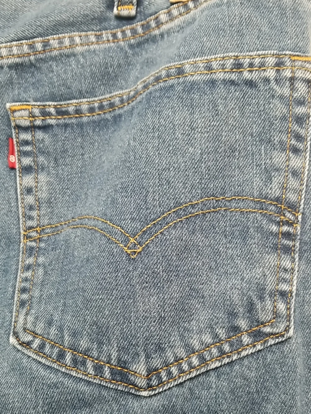 Levi Mens jeans size 40x32 relaxed straight leg fit.      EUC